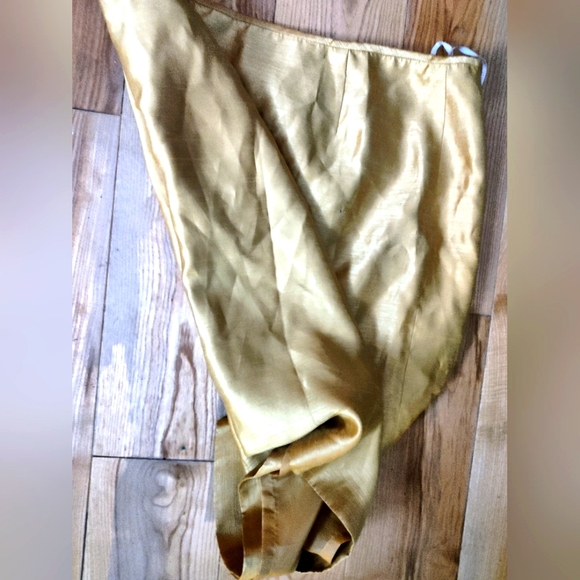 Gold lined suite skirt; below the knees - Picture 7 of 8